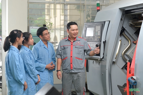 Nhân lực phát triển công nghệ cao Việt Nam: Làm gì để đi sau đến trước?